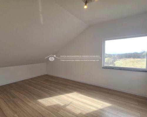 Lokal na wynajem - 60 m² | Usługi, handel, biuro lub cele mieszkalne | Parking w cenie   Do wynajęcia funkcjonalny lokal