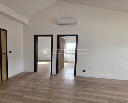 Lokal na wynajem - 60 m² | Usługi, handel, biuro lub cele mieszkalne | Parking w cenie   Do wynajęcia funkcjonalny lokal