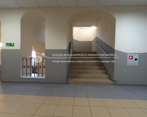 Szukasz miejsca dobrze skomunikowanego pod swój biznes?   Mamy dla Ciebie 3 lokale usługowo-biurowe w budynku z zabytk