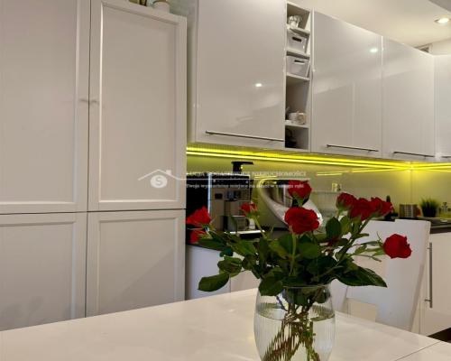 Na sprzedaż: 3-pokojowe mieszkanie 61,10 m² z dwoma balkonami i garażem | Zielona okolica | Wysoki parter  Zapraszamy do