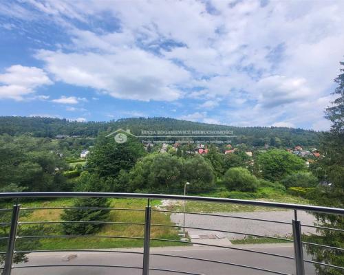 Przestronny, trzypokojowy apartament o pow. ponad 100 m2 z balkonem i 38 m tarasem z bajecznym widokiem na góry w doskon