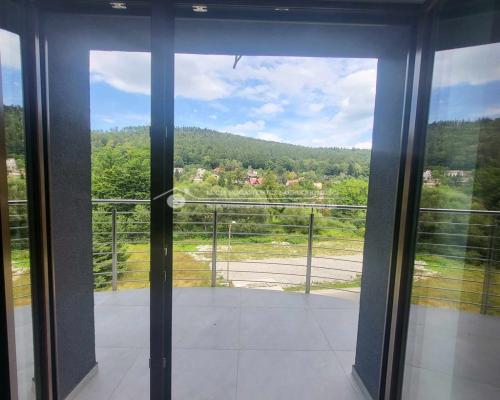 Przestronny, trzypokojowy apartament o pow. ponad 100 m2 z balkonem i 38 m tarasem z bajecznym widokiem na góry w doskon