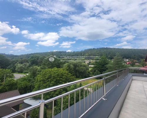 Przestronny, trzypokojowy apartament o pow. ponad 100 m2 z balkonem i 38 m tarasem z bajecznym widokiem na góry w doskon