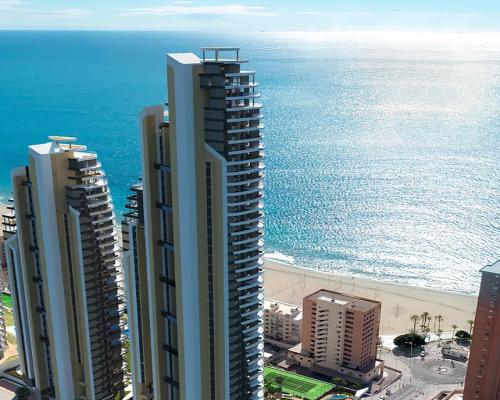 Wytworny apartament przy plaży z widokiem na morze