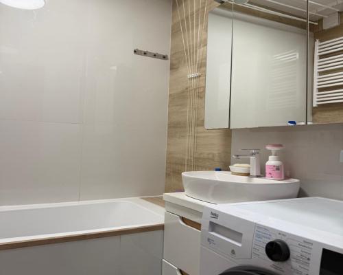 komfortowe mieszkanie z balkonem i dużą kuchnią