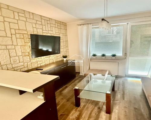 Do wynajęcia apartament, na Osiedlu Sześciu Planet , całkowicie wyposażony i stylowo urządzony. W skład mieszkania wchodzą , p