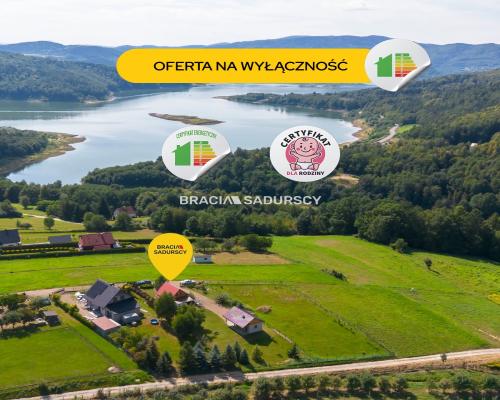 Działka widokowa nad jeziorem z domem całorocznym.