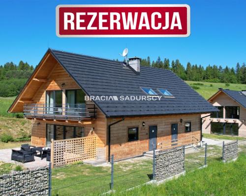 Dwa drewniane domy z czterema lokalami