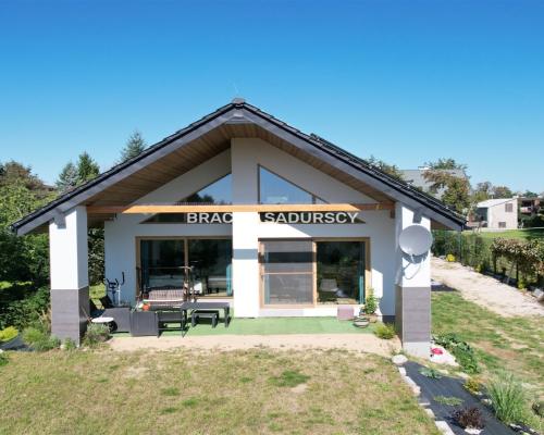 Biuro Nieruchomości Bracia Sadurscy prezentuje na sprzedaż nowoczesny, energooszędny dom wolnostojący o wysokim standardzie wyk
