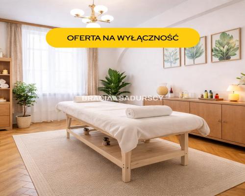 Parterowy przestronny lokal z oknami na ulicę.