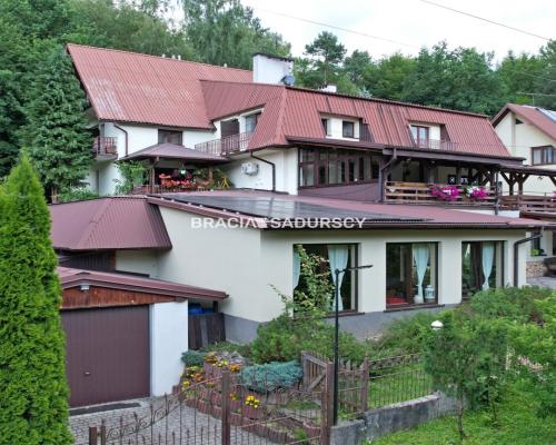 Kompleks Komercyjny 820 m² u stóp Beskidu Wyspowego | Działka 1,45 ha | Iwkowa    Szukasz unikalnej nieruchomości