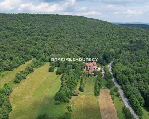 Kompleks Komercyjny 820 m² u stóp Beskidu Wyspowego | Działka 1,45 ha | Iwkowa    Szukasz unikalnej nieruchomości