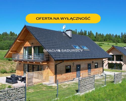 Dwa drewniane domy z czterema lokalami