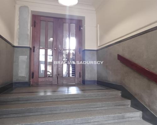 Lokal użytkowy o pow. 45 m 2  blisko centrum i krakowskich uczelni      Oferujemy na sprzedaż lokal użytkowy o powierzchni 45