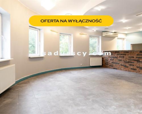 Piękny lokal użytkowy   106m 2  z małym ogródkiem,   na parterze   w Piasecznie / Nowej Iwicznej, z trzema własnymi miej