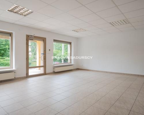 Lokal handlowo-usługowy 77,3 m², parking, Skawina