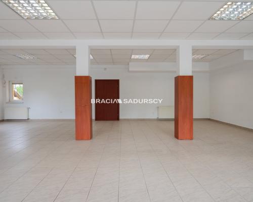 Lokal handlowo-usługowy 77,3 m², parking, Skawina