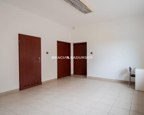 Lokal handlowo-usługowy 77,3 m², parking, Skawina