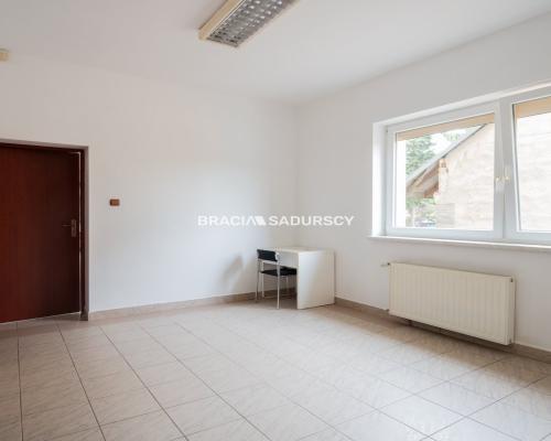 Lokal handlowo-usługowy 77,3 m², parking, Skawina