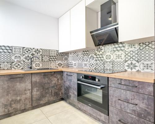 Bochnia, 2-pokojowe mieszkanie o powierzchni 37 m² wraz z miejscem postojowym. Mieszkanie położone na parterze pięciopięt