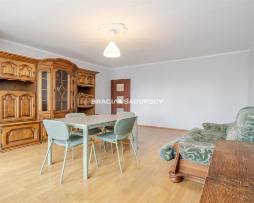 Przestronne 4-pokojowe mieszkanie | Czyżyny | Balkon | 4 piętro    Na sprzedaż przestronne, rozkładowe 4-pokojowe mieszkanie