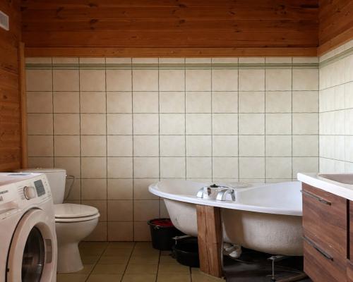 Drewniany dom premium nad stawem | 1 ha | Sauna |