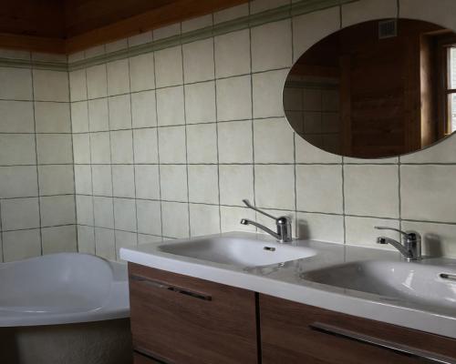 Drewniany dom premium nad stawem | 1 ha | Sauna |