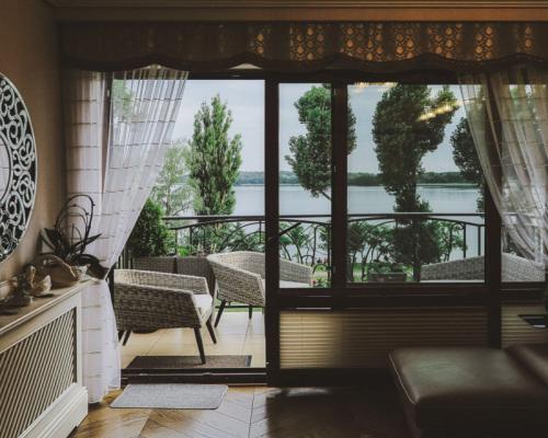Dwupoziomowy Apartament z Panoramą na Jezioro