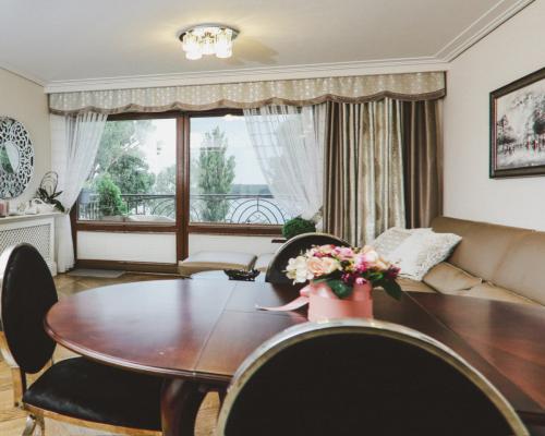 Dwupoziomowy Apartament z Panoramą na Jezioro