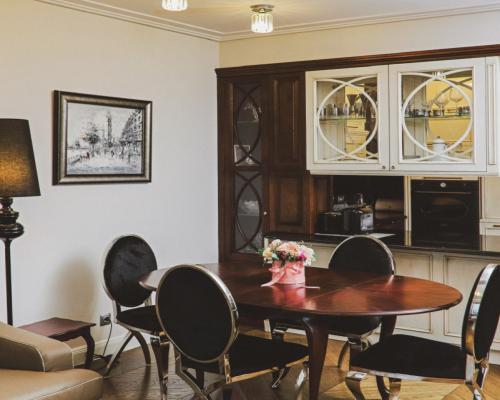Dwupoziomowy Apartament z Panoramą na Jezioro