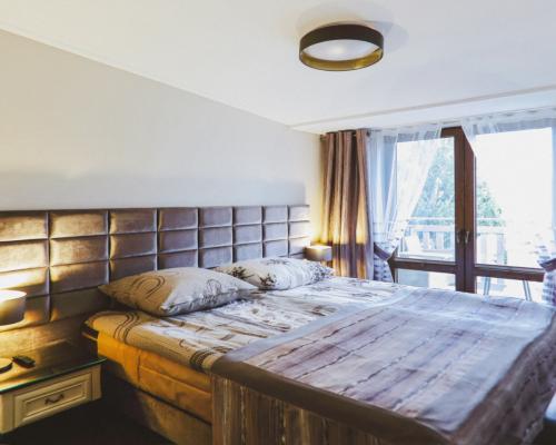 Dwupoziomowy Apartament z Panoramą na Jezioro