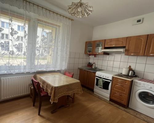 2 pokoje z oddzielną kuchnią , parter