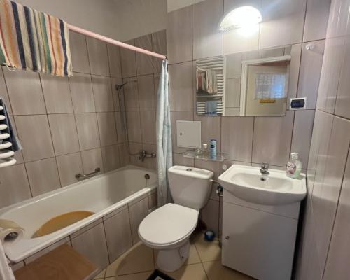 2 pokoje z oddzielną kuchnią , parter