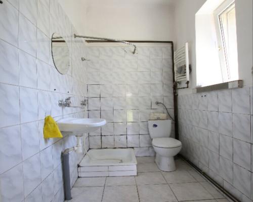 Dom, Lublin,  ul. Lotnicza, Budynek:- ok 50m2-ocieplony styropianem -dach z blachodachówki- okna PCVParter:-salon 25 m2-kuchnia