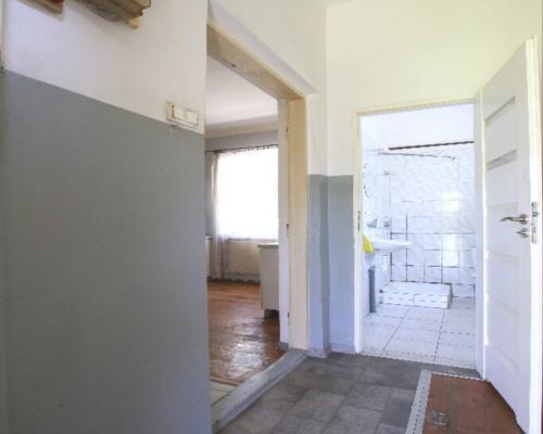 Dom, Lublin,  ul. Lotnicza, Budynek:- ok 50m2-ocieplony styropianem -dach z blachodachówki- okna PCVParter:-salon 25 m2-kuchnia