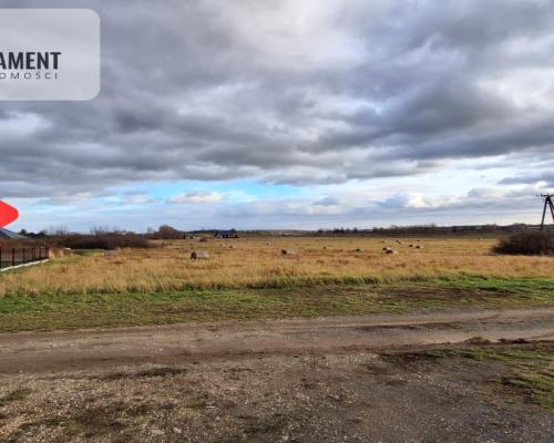 Działka pod zabudowę mieszkaniowo-usługową.