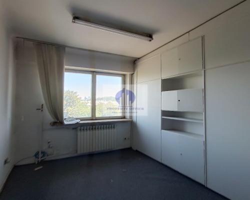 Włochy: lokal biurowy 28,20 m2 do wynajęcia
