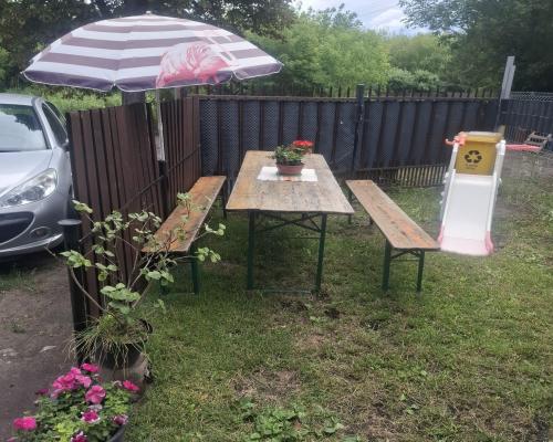 Sprzedam dom 1/2 bliźniaka o powierzchni ok 60m2 na działce 455m2 w Wawrze okolica ul Bronowskiej.Dom parterowy składa się z ku