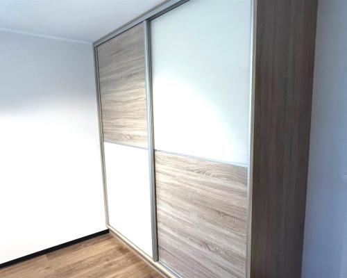 Zapraszamy do zapoznania się z ofertą tego eleganckiego mieszkania o powierzchni 53 m², które zachwyca wysokim standardem