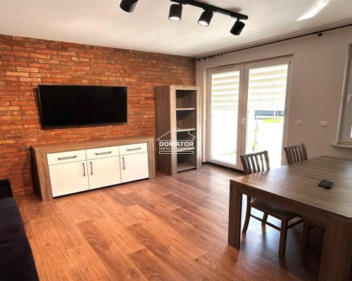 Zapraszamy do zapoznania się z ofertą tego eleganckiego mieszkania o powierzchni 53 m², które zachwyca wysokim standardem