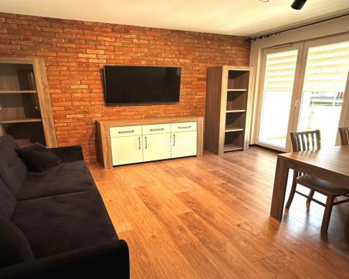 Zapraszamy do zapoznania się z ofertą tego eleganckiego mieszkania o powierzchni 53 m², które zachwyca wysokim standardem