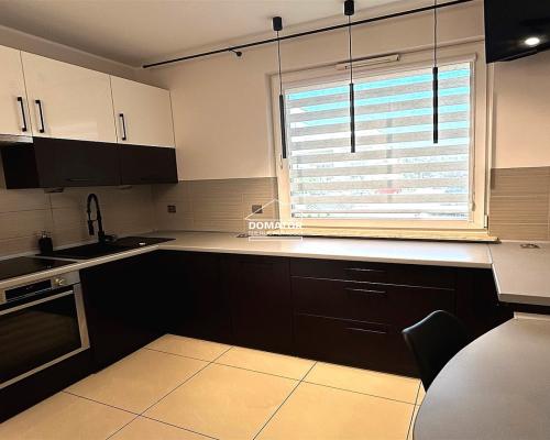 Zapraszamy do zapoznania się z ofertą tego eleganckiego mieszkania o powierzchni 53 m², które zachwyca wysokim standardem