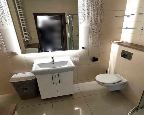Zapraszamy do zapoznania się z ofertą tego eleganckiego mieszkania o powierzchni 53 m², które zachwyca wysokim standardem