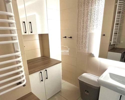 Zapraszamy do zapoznania się z ofertą tego eleganckiego mieszkania o powierzchni 53 m², które zachwyca wysokim standardem