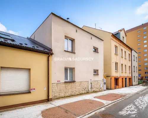 Dom inwestycyjny – 5 mieszkań, 2 lokale, paczkomat