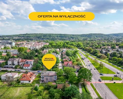 Dwa poziomy w domu typu bliźniak z garażem.