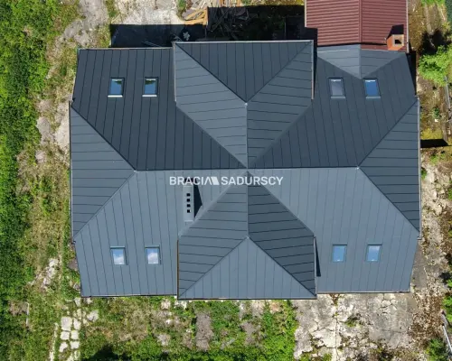 Inwestycja z Duszą i Potencjałem: Dawna Mleczarnia o Powierzchni 750 m² blisko Stoku Narciarskiego (Sławice Szlacheckie, g