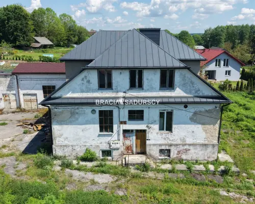 Inwestycja z Duszą i Potencjałem: Dawna Mleczarnia o Powierzchni 750 m² blisko Stoku Narciarskiego (Sławice Szlacheckie, g