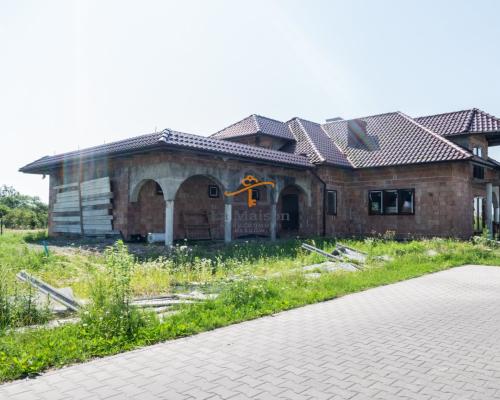 Wolnostojący dom do wykończenia. Działka 31 ar