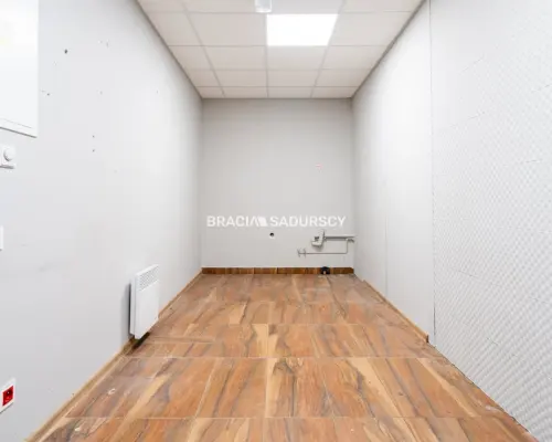 Lokal 135m2 front parter Kurdwanów